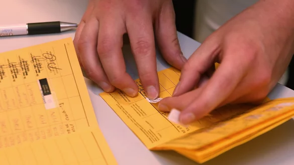 Impfstoffe gibt es gegen diverse Krankheiten, eine ist die Kinderlähmung. Claudia Theisen hat sie bekommen und sitzt mittlerweile im Rollstuhl. Sie kämpft seit Jahren darum, dass ihr Impfschaden anerkannt wird und sie eine Entschädigung bekommt. - © (c) Copyright 2021, dpa (www.dpa.de). Alle Rechte vorbehalten