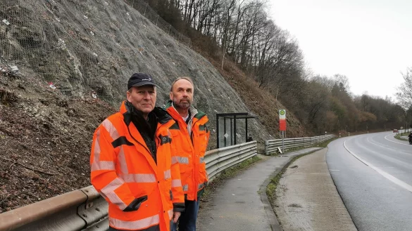 Die Bauarbeiten längs der Extertalstraße sind abgeschlossen: Sven Johanning (links, Pressesprecher Landesbetrieb Straßen NRW) und Rainer Waldhof (Projektingenieur Landesbetrieb Straßen NRW) präsentieren den mit Netzen abgesicherten Hang längs der Straße. - © Sylvia Frevert