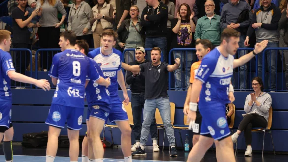 Kian Schwarzer ballt auf der Bank die F&auml;uste, neben ihm steht Samuel Zehnder. - &copy; paul cohen