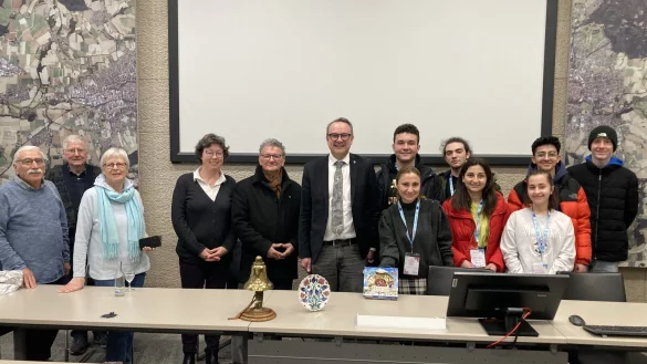Bürgermeister Markus Baier empfängt die Jugendlichen im Lemgoer Rathaus. - © Alte Hansestadt Lemgo