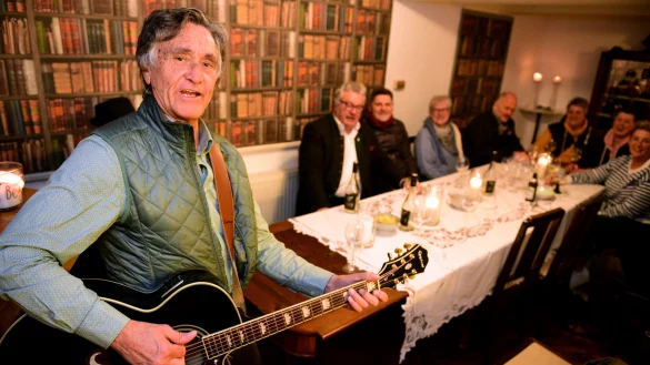 Am fr&uuml;hen Abend herrschte in der "Lemgoer Genusswelt" mit Musiker Sammy gute Stimmung - bis das Ordnungsamt vorbeischaute. - &copy; Nicole Ellerbrake