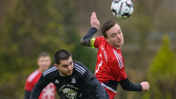 Hoher Einsatz: In dieser Szene gehen Jan Kemmler von TuRa Heiden (rechts) und der Meinberger Can &Uuml;nal resolut in das Kopfballduell.&nbsp; - &copy; Egon Penner
