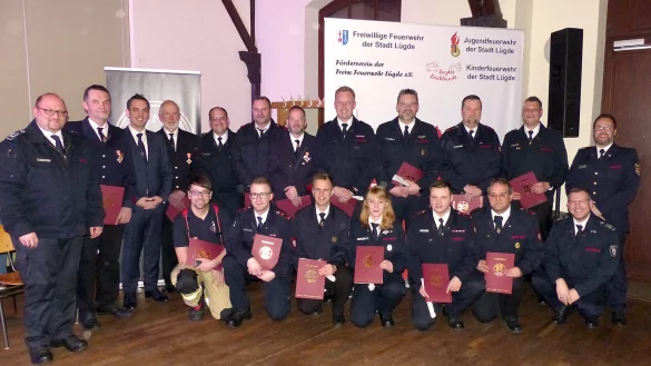Die anwesenden Bef&ouml;rderten und Geehrten der Freiwilligen Feuerwehr L&uuml;gde mit ihrem Leiter Michael Schoppmeier (vorne rechts), seinen Stellvertretern Marco Gr&ouml;ne (links) und Maik Paskarbeit (hinten, F&uuml;nfter von links), sowie B&uuml;rgermeister Torben Blome (Dritter von links) und dem stellvertretenden Kreisbrandmeister Sascha Medina (rechts). - &copy; Rudi Rudolph
