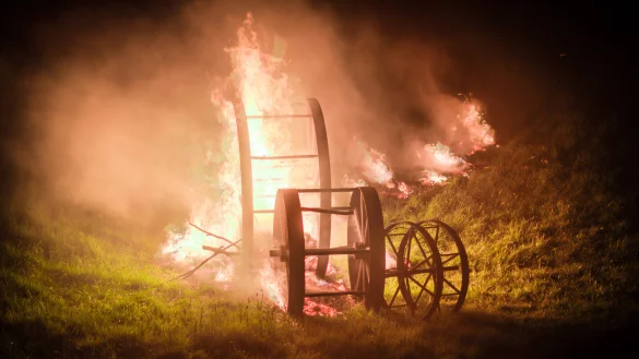 Sechs Feuerr&auml;der rollen am Ostersonntag vom Almberg ins Tal. - &copy; Frank Friedrichs [http://friedrichs.photos]