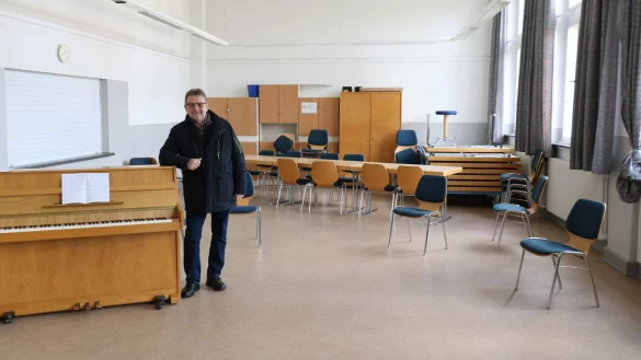 Rainer Neuhaus steht im Vortragsraum im ersten Obergeschoss der Gelben Schule - hier d&uuml;rfen sich aufgrund der Brandschutzvorgaben derzeit nur noch 15 Personen gleichzeitig aufhalten. - &copy; Alexandra Schaller