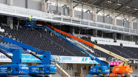 Auf diese Art und Weise wurde Anfang 2020 der neue Oberrang auf der Westtribüne installiert. Ende Mai werden nun erneut die Kräne anrücken, um auch die drei restlichen Tribünenseiten der Home-Deluxe-Arena mit einem Oberrang zu versehen. - © Niklas Tüns