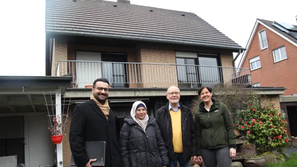 Endlich eine gr&ouml;&szlig;ere Wohnung: Watfa Alrabih (Zweiter von links) freut sich dar&uuml;ber mit Touran Esmaily-Amsbeck von der Stadt (von links), Fl&uuml;chtlingshelfer Manfred Lindahl und Vermieterin Eyleen Altefrohne. - &copy; Markus Voss