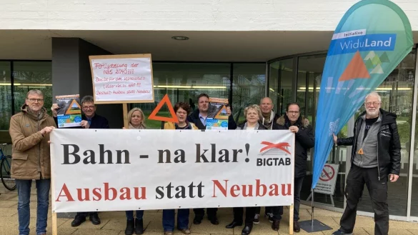 Vertreter der Initiative Widuland demonstrieren in Detmold: Franz Kilzer, Lothar Claus, Keike Wehage, Stefanie Rothenstein, Cordt Göhner, Monika Prüßner-Claus, Walter Reich, Reinhard Fromme und August-Wilhelm König (v. l.). - © Matthias Bungeroth