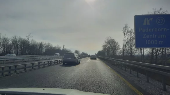 W&auml;hrend der Wochenendsperrungen der A33 bei Paderborn werden Umleitungen eingerichtet. - &copy; Marc Schr&ouml;der