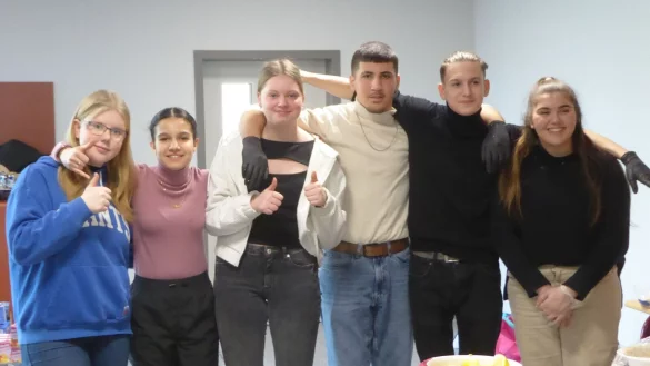 Das engagierte Team um Bahar Bulut (2. v.l.) und Ibrahim Akman (2.v.r.) der Johannes-Gigas-Schule. - &copy; Johannes-Gigas-Schule