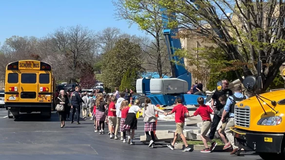 Kinder der Covenant Schule, einer privaten christlichen Schule, halten sich an den Händen, als sie nach den Schüssen an ihrer Schule zu einem Sammelplatz in der Woodmont Baptist Kirche gebracht werden. - © Jonathan Mattise