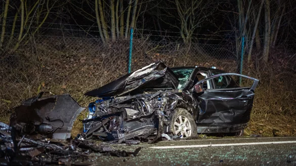 Die Reste des völlig zerstörten Nissan liegen im Straßengraben. - © FREITAG-TV