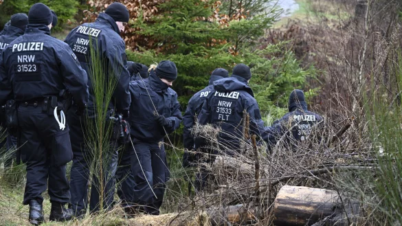 Polizisten suchen am Fundort des get&ouml;teten M&auml;dchens Luise nach weiteren Hinweisen. Bei der Obduktion der Leiche sind zahlreiche Messerstiche festgestellt worden. - &copy; ROBERTO PFEIL