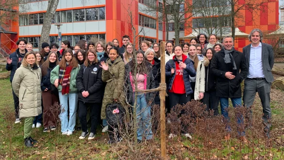 Sch&uuml;lerinnen und Sch&uuml;ler, Lehrkr&auml;fte der Schulen aus Bad Salzuflen und Gallarate sowie B&uuml;rgermeister Dirk Tolkemitt und Schulleiter Clemens Boppr&eacute; versammeln sich vor der Rotbuche, die beim ersten Besuch der G&auml;ste aus Italien auf dem Schulhof des RGB vor einem Jahr gepflanzt wurde - &copy; Stadt Bad Salzuflen