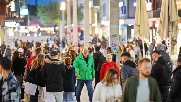 Vor allem junge Menschen lockte das Gesch&auml;ft an. - &copy; Sarah Jonek