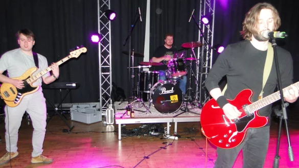 Die Band "Harlow" lieferte den Schluss-Act f&uuml;r das "Colourfly-Festival" in der Aula des Leopoldinums. - &copy; Hajo G&auml;rtner