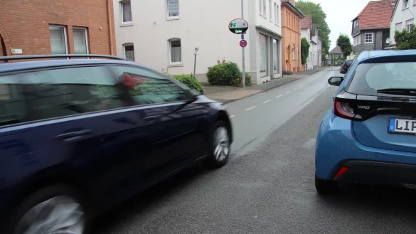 Im Juni vergangenen Jahres stand eines der Tempo-Displays der Stadt in der Braker Mitte. - © Archivfoto: Nadine Uphoff