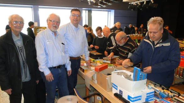 "Alt-Vorsitzender" Uwe Genz (1978 bis 2010, von links), "Mittel-Vorsitzender" Friedhelm Rakowsky (2010 bis 2016) und der aktuelle Chef Dirk Schneider (seit 2016) freuen sich &uuml;ber die gro&szlig;e Publikums-Resonanz auf ihre Modell-Eisenbahn-Ausstellung im Schulzentrum Werreanger. Gemeinsam beraten sie am Vereinsstand interessierte Besucher. - &copy; Hajo G&auml;rtner