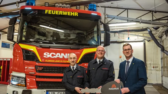 &Uuml;bergabe: Einheitsf&uuml;hrer Andreas Dieckmann, Benjamin Brinkmeyer (Leiter der Feuerwehr Lage) und B&uuml;rgermeister Matthias Kalkreuter (von links) mit dem symbolischen Schl&uuml;ssel des Magirus-Fahrzeugs. - &copy; FreitagTV/Stock