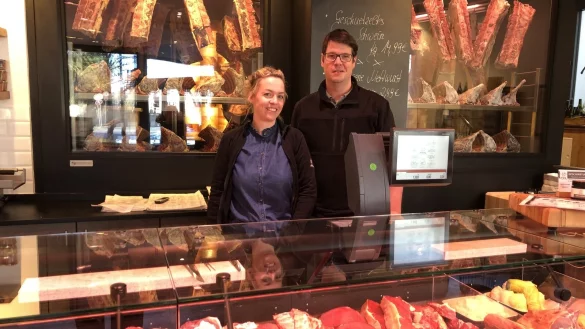 Carolin und Richard Nier, der Urenkel des Gr&uuml;nders, in ihrer Stammfiliale in Sch&ouml;tmar. - &copy; Thomas Reineke