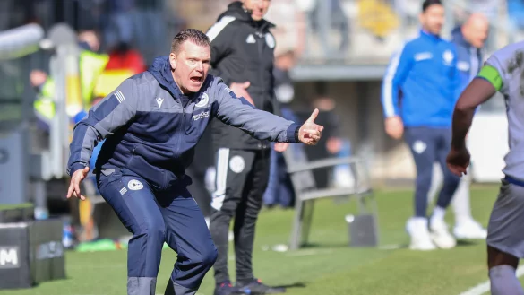 Arminia Bielefelds neuer Cheftrainer Uwe Koschinat trieb sein Team in der Schlussphase gegen Darmstadt unermüdlich nach vorne. - © Oliver Krato