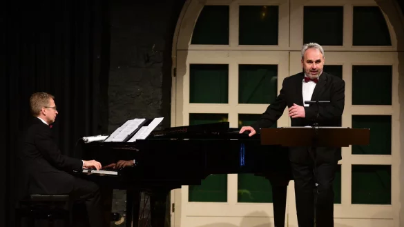 "Duo Kurzweil": Burkhard Schmidt Gottfried Meyer (von links) erfreuen mit Evergreens, charmant und stilecht vorgetragen. - &copy; Nicole Ellerbrake