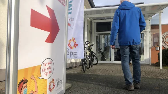 Die ehemalige station&auml;re Impfstelle des Kreises in Blomberg in der Schie&szlig;halle. F&uuml;r Corona-Kosten gibt es mehr Geld aus D&uuml;sseldorf und Berlin als erwartet, schreiben die B&uuml;rgermeister - &copy; Martin Hostert