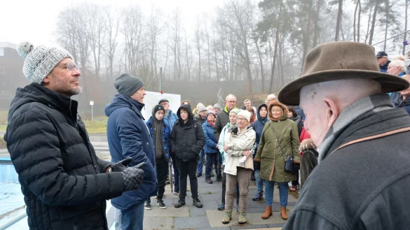 SPD-Fraktionsvorsitzender Peter Heepmann (von links) begr&uuml;&szlig;t zur Winterwanderung neben Experten wie Ingo M&ouml;ller viele Teilnehmer. Unter den Besuchern ist auch der ehemaligen Oerlinghauser Landtagsabgeordnete Horst Steink&uuml;hler (rechts). - &copy; Karin Prignitz