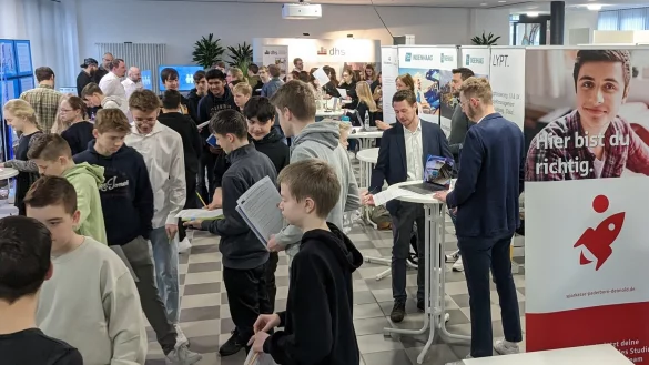 Reges Interesse: Realsch&uuml;ler der Klassen 8 bis 10 und Augustdorfer Betriebe nehmen Kontakt mitander auf. - &copy; Realschule Augustdorf