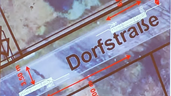 Auf der Dorfstra&szlig;e in Ehrentrup werden Fahrbahnverengungen nach diesem Schema montiert. Fu&szlig;g&auml;nger k&ouml;nnen dahinter sicher laufen. - &copy; Astrid Sewing