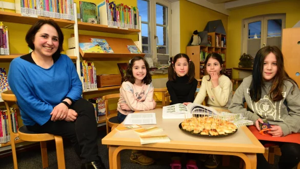 Lesen "Max und Moritz" auf t&uuml;rkisch: Nejla Ayg&uuml;n (von links), Dila, Ceylin, Mila und Assya - &copy; Nicole Ellerbrake