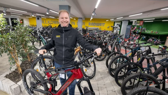 Die Bielefelder Radwelt hat mehrere tausend R&auml;der auf Lager. Gesch&auml;ftsf&uuml;hrer Philipp Friedrichs sieht das nicht als Problem, eher im Gegenteil. - &copy; Oliver Krato