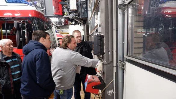 Gert Graf (von links), Klimaschutzmanager Yannic Hausmann, Michael Wehrmann und Andreas Ens schauen sich die Schwachstellen in der Feuerwache Bösingfeld an. Durch die undichten Tore geht viel Energie verloren. - © Lorraine Brinkmann