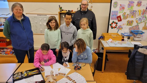 Miriam Pereluk (links) und Bernd Rosarius (rechts) freuen sich, denn die H&ouml;rster Grundsch&uuml;ler Juliana (9), Lavin (8), Neele (9), Annika (8), Markus (8) und Zoe (8) haben sofort Ideen, wenn es um Erlebnisse mit Tieren geht. - &copy; Astrid Sewing