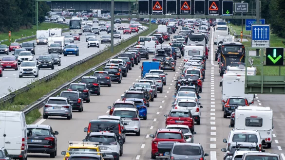 Auch in diesem Jahr ist zum Start der Osterferien wieder mit zahlreichen Staus auf Deutschlands Autobahnen zu rechnen. - © dpa