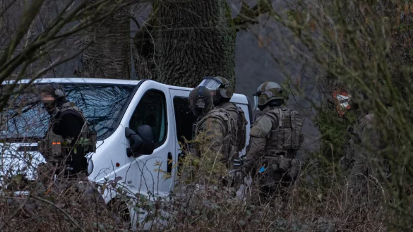SEK-Beamte haben eine Wohnung in Extertal durchsucht. - © Freitag TV