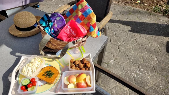 Schwimmen macht hungrig - egal, ob man ins Freibad oder Hallenbad geht. In fast allen Hallenb&auml;dern ist der Verzehr von Mitgebrachtem gestattet - nat&uuml;rlich nicht am oder im Becken. - &copy; Astrid Sewing