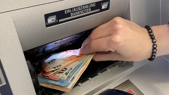 Insgesamt f&uuml;nf neue sogenannte &bdquo;Recycler&ldquo; schafft die Volksbank Bad Salzuflen f&uuml;r ihre Filialen an. Foto: Volksbank - &copy; Volksbank Bad Salzuflen