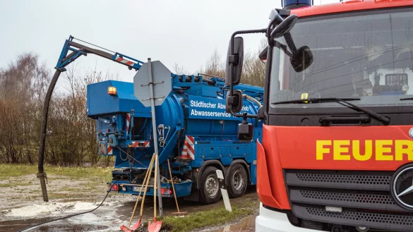 Die Feuerwehr Lage musste am Freitag erneut wegen auslaufender Betriebsstoffe ausr&uuml;cken. Im Einsatz war auch ein st&auml;dtisches Saugfahrzeug. Ein Bus hatte Diesel verloren. - &copy; FreitagTV/Stock