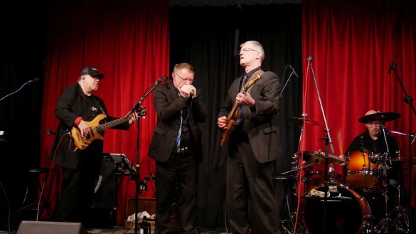 Mister Blues begeistert mit humovollen Bluestexten. Mit Chris Beuthner, Torsten Buncher, Bert Halbwachs und Michael "Locke" Habich (von links). - &copy; Thomas Kr&uuml;gler