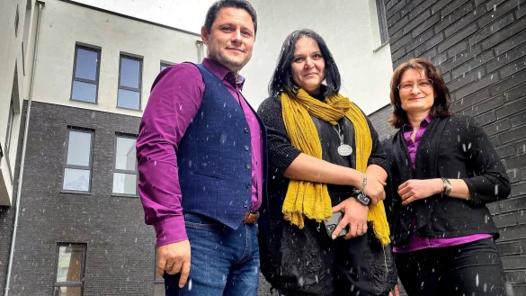 Im Innenhof: Sergej und Natalja Pelich sowie Elena Lehbrink befinden sich auf der Terrasse, auf der die Kunden der Tagespflege bald die frische Luft genie&szlig;en k&ouml;nnen. - &copy; Eike J. Horstmann