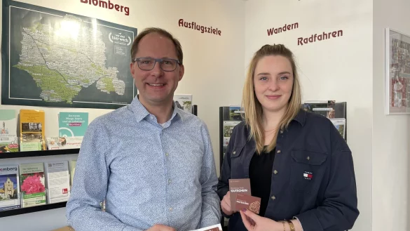 Gustav Krull und Jasmin Whiting pr&auml;sentieren die neuen digitalen Gutscheinkarten. - &copy; Madlena Gerschner