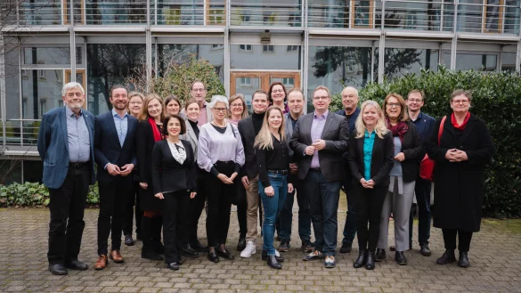 Die Sprecherinnen und Sprecher der SPD-Fraktionen &ndash; darunter der Detmolder Landtagsabgeordnete Dennis Maelzer (6. von rechts) &ndash; wollen die &bdquo;Verschickungskinder&ldquo; unterst&uuml;tzen. - &copy; Sarah Lorenz