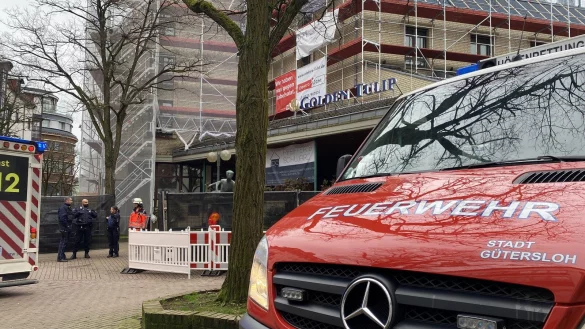 Die H&ouml;henretter der Feuerwehr G&uuml;tersloh waren am Dienstag eigens zum Ungl&uuml;ckort geeilt. Doch inzwischen war der Arbeiter in dem Versorgungsschacht gestorben. - &copy; Eike J. Horstmann
