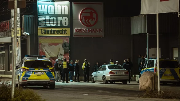 Auf dem Parkplatz eines Supermarktes in B&ouml;singfeld sorgten Jugendliche f&uuml;r einen Gro&szlig;einsatz der Polizei. - &copy; Freitag TV