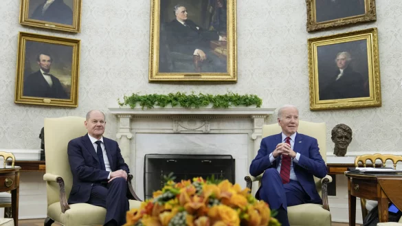 Joe Biden (r), Pr&auml;sident der USA, empf&auml;ngt Olaf Scholz (SPD), Bundeskanzler von Deutschland, im Oval Office des Wei&szlig;en Hauses. F&uuml;r Scholz ist dies der zweite Besuch in Washington seit Beginn seiner Amtszeit. - &copy; Susan Walsh/AP