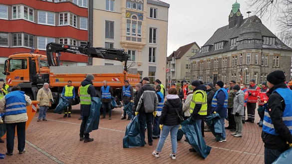 Auch das ist Ehrenamt: Der Lagenser Stadtputztag war im vergangenen Jahr laut Ralf Hammacher vom Stadtmarketing ein voller Erfolg. Rund 400 freiwillige Helfer sammelten etwa 15 Kubikmeter M&uuml;ll. - &copy; Stadtmarketing Lage