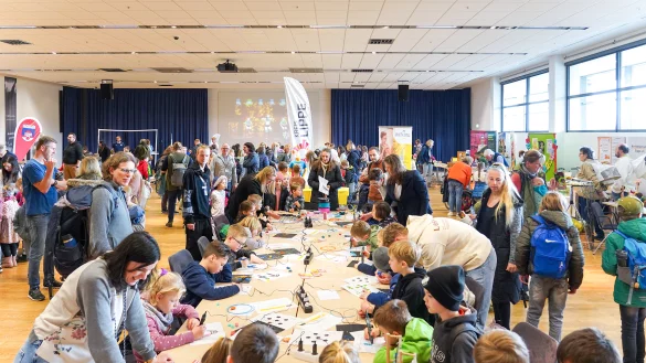 1600 Kinder, deren Eltern sowie Fachkr&auml;fte aus lippischen Kitas und Grundschulen experimentieren beim "Mint-machen" in der Phoenix Contact Arena. - &copy; Lippe Bildung