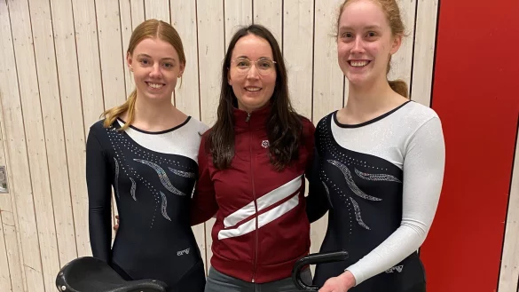 Anna Horst (links) und Mira Osterhage mit Trainerin Louisa Saamen (Mitte). - &copy; Sebastian Lucas