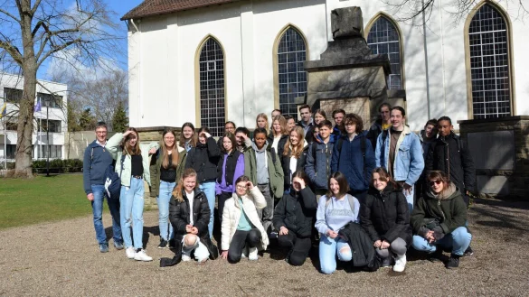 Bürgermeister Martin Hoffmann (links) begrüßt die französischen Austauschschüler aus St. Gaulier und Schüler der Felix-Fechenbach-Gesamtschule im Rathaus. Anschließend hat er vor der Kirche ein Spiel vorbereitet. - © Karin Prignitz